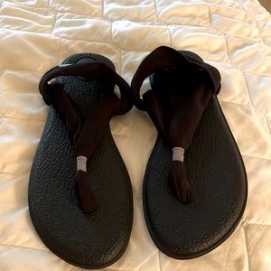 EUC Sanuk yoga sling sandal - black, size 11